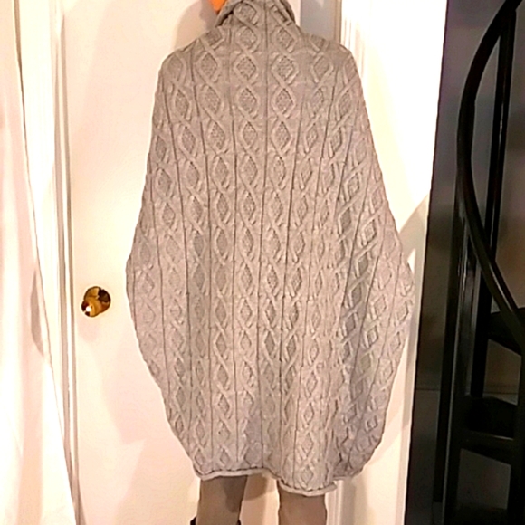 NWT NU CONSTRUCTION Light Grey Cape/Sweater. - Picture 9 of 12
